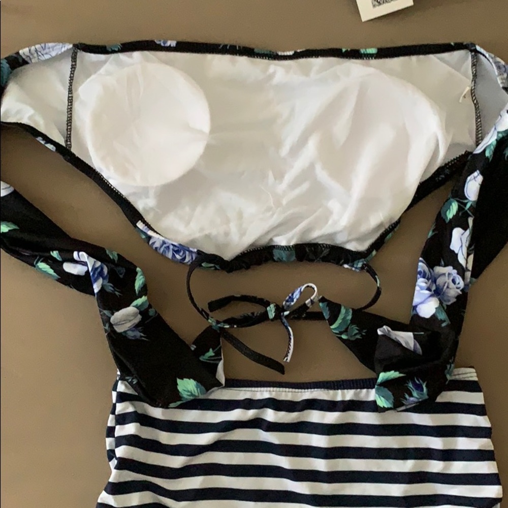 Bikinis - Picture 4 of 6